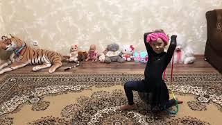 Rhythmic gymnastics for children with Riana. Гимнастика со скакалкой. Танец для маленьких детей.