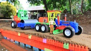 Building a Lego Bridge Over Water | สร้างสะพานเลโก้ข้ามน้ำ - รถก่อสร้างช่วยขนทราย