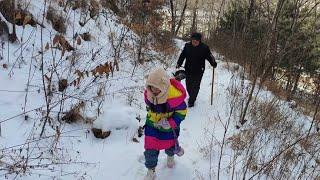 秦岭终南山下雪了，带着女儿上山给父母拜年，顺便拜访隐士修行人