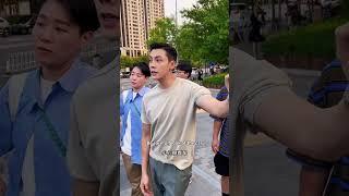 When crossing the road, William Chan reminded fans to be careful of cars陈伟霆新剧《许我耀眼》路透，过马路提醒大家小心车好温柔