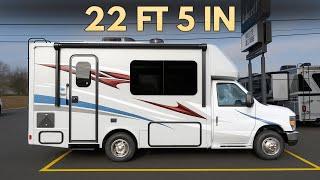 この新しいキャンピングカーは駐車スペースにぴったり収まります!