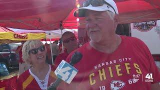 Rob Riggle hosts World's Largest Tailgate outside GEHA Field at Arrowhead, fans show loyalty