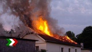 Wohn- und Geschäftshaus ausgebrannt - Flammen schlugen aus Dachstuhl in Mülheim