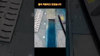 식당 바닥으로 흐르는 트렌치 누수의 원인은?