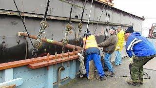 2 Heringslogger AE7 STADT EMDEN eindocken Schwimmdock Emder Werft und Dock GmbH Traditionsschiff