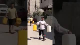 بدلا من الذهاب لمدارسهم اصبحو يقفو في طوابير المياه يوميا بالساعات للحصول عليها #gaza #غزة