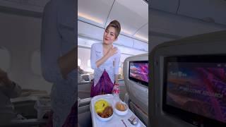 Pramugari Cantik Batik Air Menyajikan Menu Makan dalam Pesawat ️