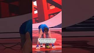 Удерживает тело в нескольких сантиметрах от работающей бензопилы #удивительныелюди #weitmedia