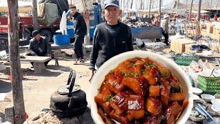 农村大集炒菜摊，50元搞一锅红烧肉，再喝点小酒，舒服#人间烟火 #我的乡村生活 #崩牙红