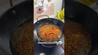 花了八块钱在家做了一大锅麻辣米线！跟外面小店里做的一样好吃！ 创作灵感 麻辣米线 米线做法 情侣日常 抖音美食推荐官