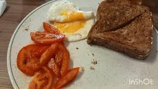 Un pomodoro, due uova, formaggio e pancare,colazione per due persone..