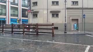 aquaplaning sanfermin. resbalando con la tripa en la acera. lluvia Pamplona