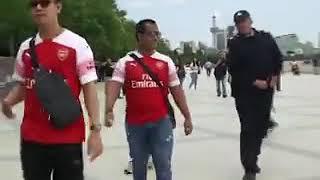 This is RIDICULOUS, Azerbaijanian police stop Arsenal fans who are wearing Mkhitaryan’s shirt