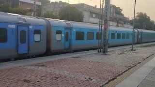 12004 New Delhi Lucknow Shatabdi Expres crossing Tilak Bridge | New Delhi | FULL HD