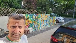 Art-Wall aufgebaut weil Kunst nur Material Preis wert ist. wie Graffiti Wand