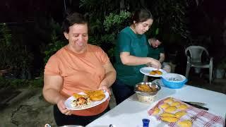 Haciendo pastelitos de papa en familia