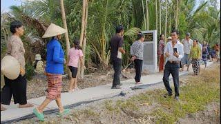 Con lộ nông thôn đã hoàn thành, bà con cả xóm vui mừng vì từ nay không phải chịu cảnh lội sình lầy