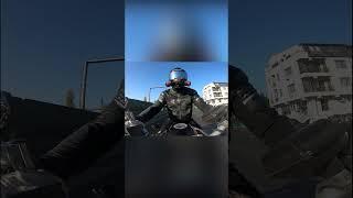 Cum face un motociclist cand saluta?!