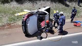 Socorro a vítima de capotamento na BR-376 em Jandaia do Sul. Defesa Civil, SAMU. Aéreo e Viapar