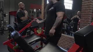 Mi40 Ben Pakulski coaching with AMMP Sitting Leg Extensions