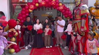 Zhong Wen's shop has opened  and friends and fans have come to congratulate him. How lively is it?