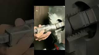 CNC? 노 thanks! 이 삼촌은 불과 망치로 기어를 만듭니다  뒤에서 외계인이 보고 있을 것 같은 이 남자의 정체는? #수리 #기어 #손재주