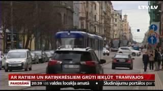 Ar ratiem un ratiņkrēsliem grūti iekļūt  tramvajos