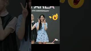Jisoo be like:- ALL EYES ON ME !!