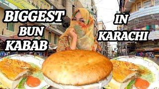 Biggest bun kabab in Karachi || Urdu bazaar Street food || Hyderabadi Sandwich