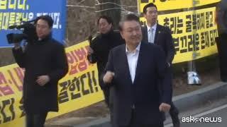 Corea del Sud, il presidente deposto Yoon scarcerato. Acclamato dalla folla