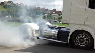 Scania V8 Fritando Pneu