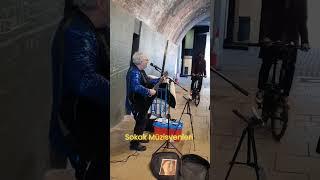 İngiltere'de sokak müzisyeni gitar çalıyor. A street musician playing guitar in England. #england