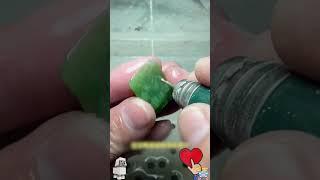 当荷花的柔美与手牌的温润相遇，便成就了这方雅致好物 #翡翠 #翡翠雕刻 #翡翠定制 #翡翠手艺人 #翡翠原石