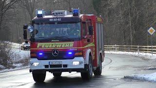 Feuer zerstört Hallenkomplex | Einsatzfahrten Feuerwehr + ABC-Zug + THW in Struvenhütten (SE)