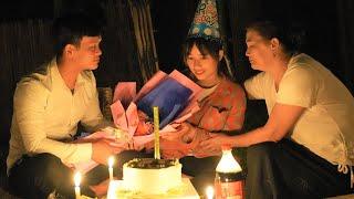 Ly Tieu Huong burst into tears when her mother and kind engineer held a secret birthday party