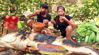 Skills catch big fish in river for food of survival - Grilled big fish with peppers sauce for dinner