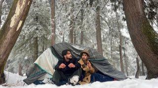 Camping in heavy snowfall in a wild jungle Halat khraab hogyi