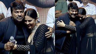 Sreemukhi Tight Hug To Megastar Chiranjeevi @ Bhola Shankar Pre Release Event | Daily Culture