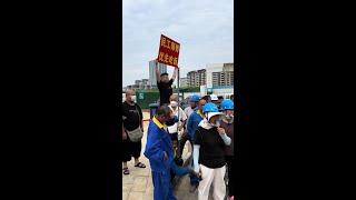 盒饭姐今天准时出摊，现场秩序好多了。民工师傅也能先吃上饭了！#盒饭姐 #快餐