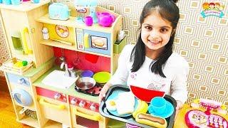 Cutie Play makes Breakfast for Mummy with favourite Toys for Girls | Katy Cutie Show