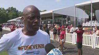 Washington legends Darrell Green and Joe Gibbs meet with Commanders players at practice