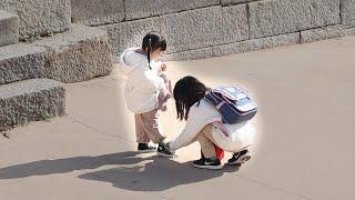 ENG) What if a little girl asks you to tie her shoelace?