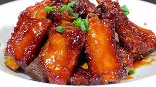 This is the correct method of braised pork ribs, the color is bright red,the meat is soft and rotten