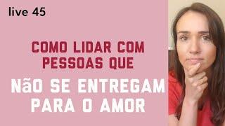 Como lidar com pessoas que não se entregam para o amor | Priscilla Macanhão | live 45