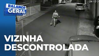 Vizinha descontrolada ataca carro da outra com uma pá; a motivação? barulho de crianças!