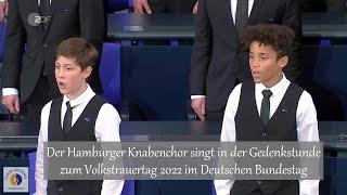 Der Hamburger Knabenchor singt in der Gedenkstunde zum Volkstrauertag 2022 im Deutschen Bundestag