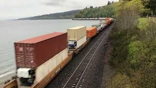 BNSF pig train (QSSECHC4) at Carkeek Park flies by on 18 Apr 2022