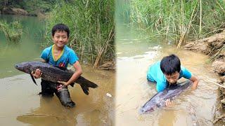 With simple fishing techniques, Minh caught a 10 kg "monster" right in front of his house.