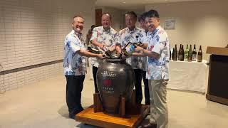 「千年、２千年古酒を造る気持ちで」　沖縄県議会で「甕造り」　平和の願い込め泡盛の古酒注ぐ