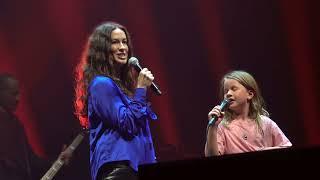 Alanis Morissette and daughter Onyx sing Ironic, at the Bridgestone Arena in Nashville 6/23/2024